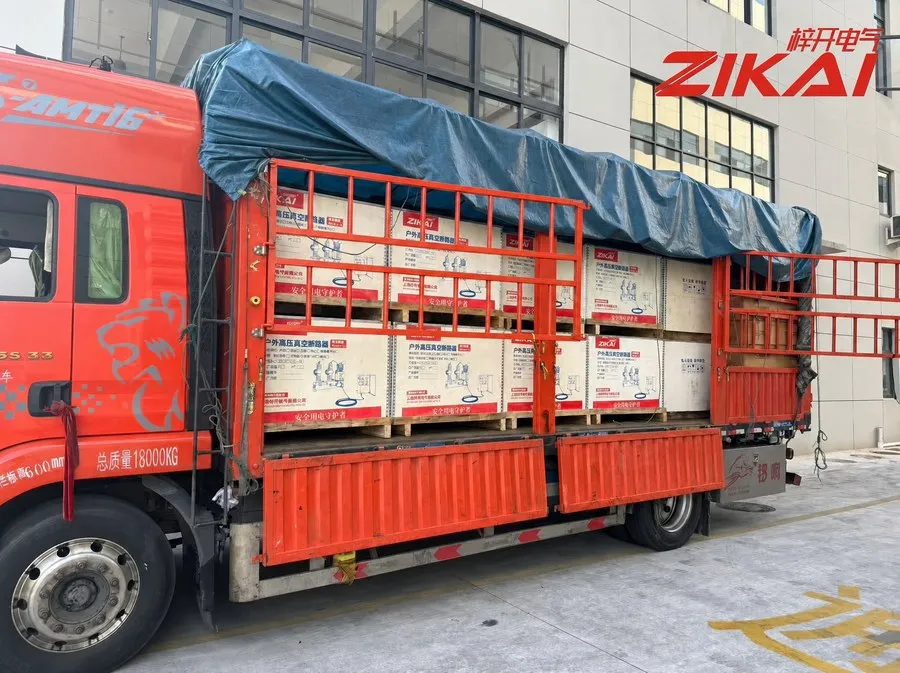 Un camion plin de întreruptoare cu vid montate pe stâlp pornește spre Guizhou